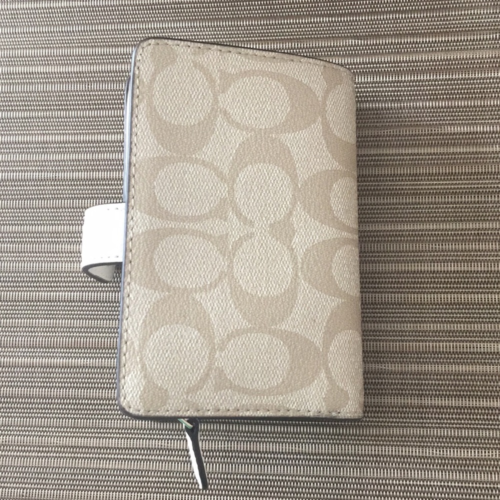 NWT Coach Medium Zip Wallet Khaki / Chalk - Picture 7 of 8